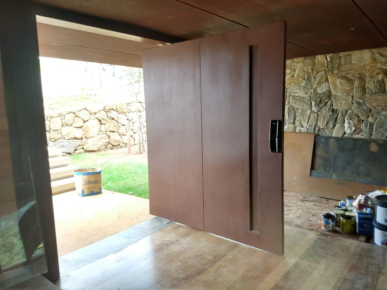 Porta pivotante em aço corten