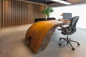 mesa rústica em um escritório de madeira