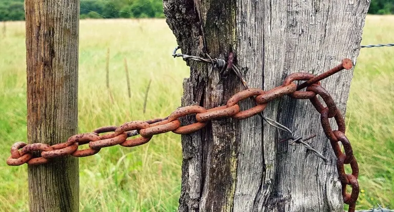 Aprenda como enferrujar metal rápido em 4 métodos