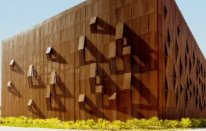 fachada comercial de aço corten rústica