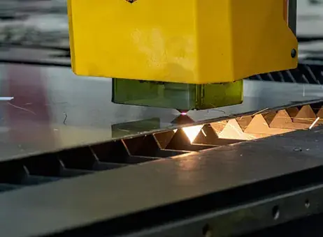 Cabeçote de corte a laser sobre a mesa