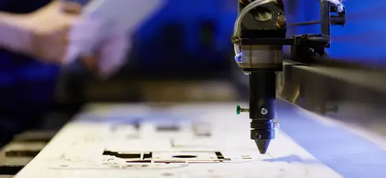 Gravação a laser numa peça de metal