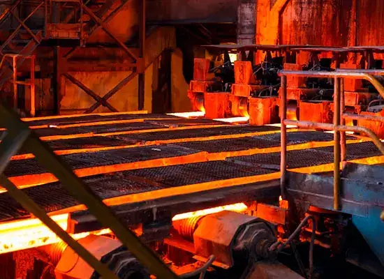 Chapas de aço incandescentes saindo do forno
