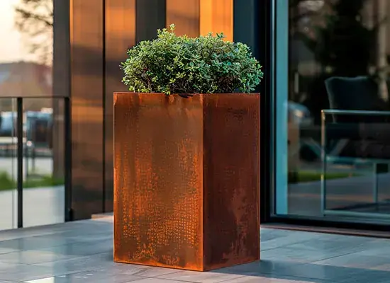 Vaso quadrado de aço corten com planta