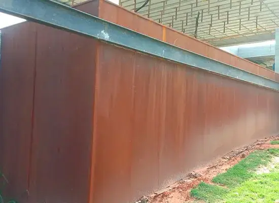 Muro revestido de chapas de aço corten