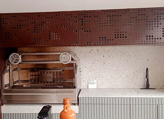 Painel perfurado de aço corten numa cozinha