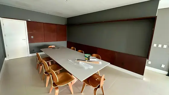 Sala de reuniões com parede de aço corten instalada