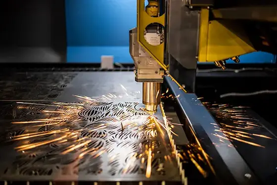 Máquina de corte a laser recortando uma chapa